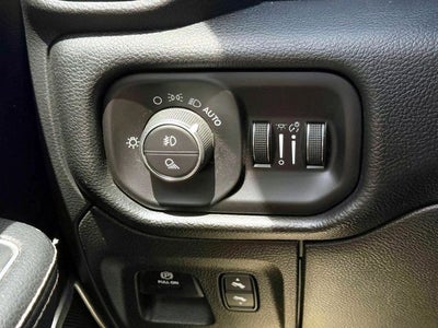 2020 RAM 1500 Laramie Crew Cab 4x4 5'7' Box