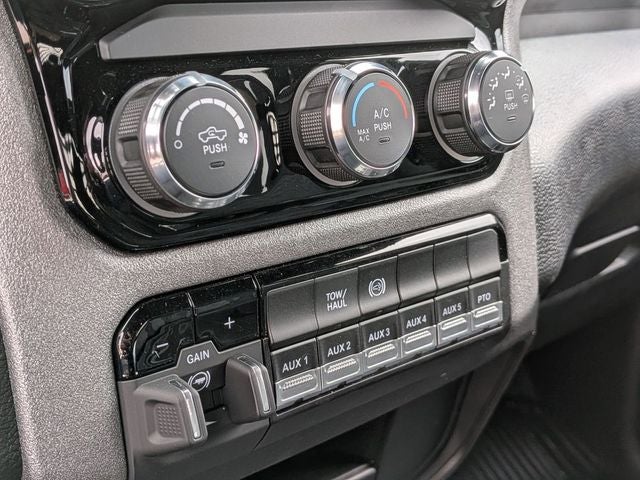 2026 RAM Ram 5500 Chassis Cab RAM 5500 TRADESMAN CHASSIS CREW CAB 4X4 84' CA