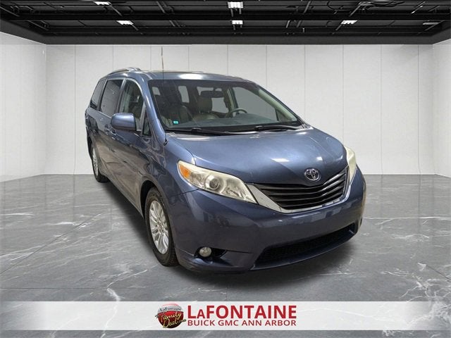 2013 Toyota Sienna XLE V6 8 Passenger