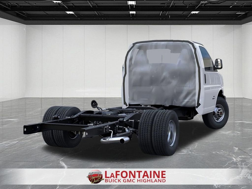 2025 GMC Savana Cutaway 3500 1WT