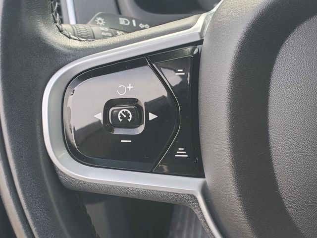 2021 Volvo XC90 T6 Momentum 6-Seat