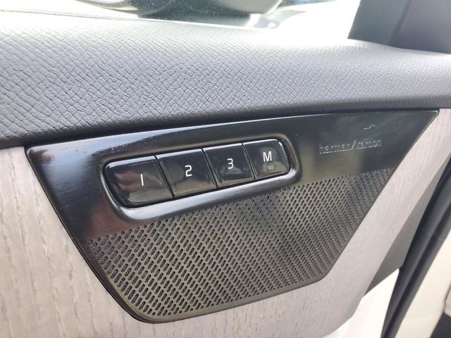 2023 Volvo XC90 B5 Plus