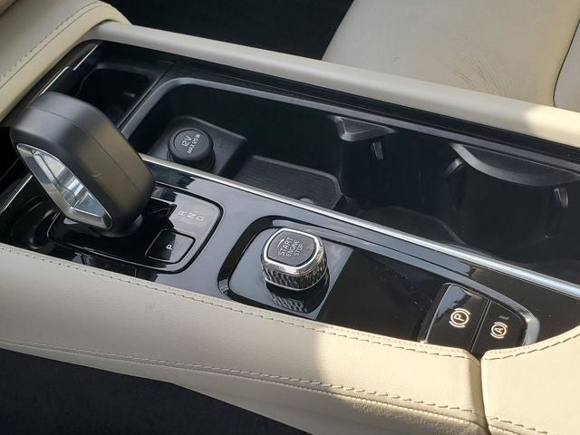 2023 Volvo XC90 B5 Plus