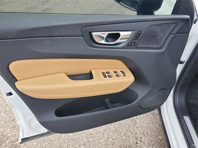 2023 Volvo XC60 B5 Ultimate Dark Theme