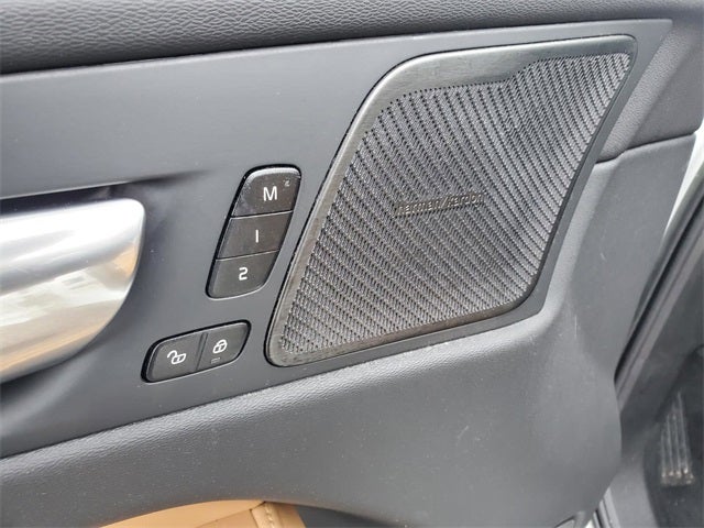 2023 Volvo XC60 B5 Ultimate Dark Theme