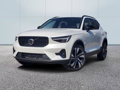 2025 Volvo XC40 B5 Plus Dark Theme