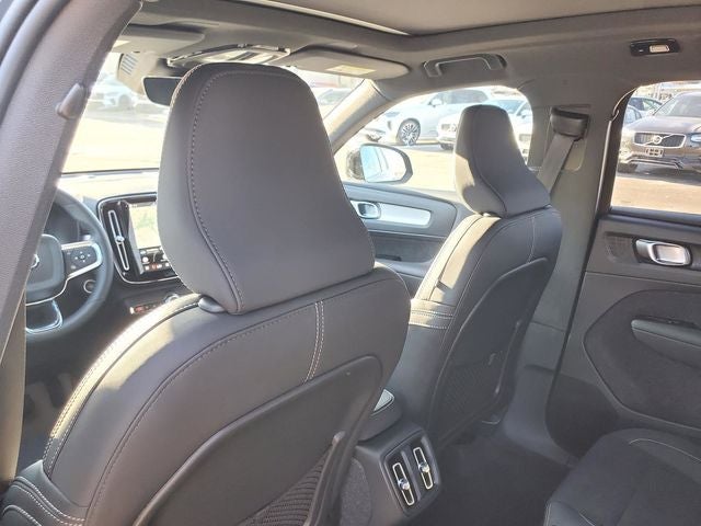 2026 Volvo XC40 B5 Ultra Black Edition
