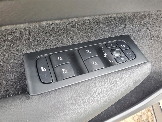 2025 Volvo XC40 B5 Core