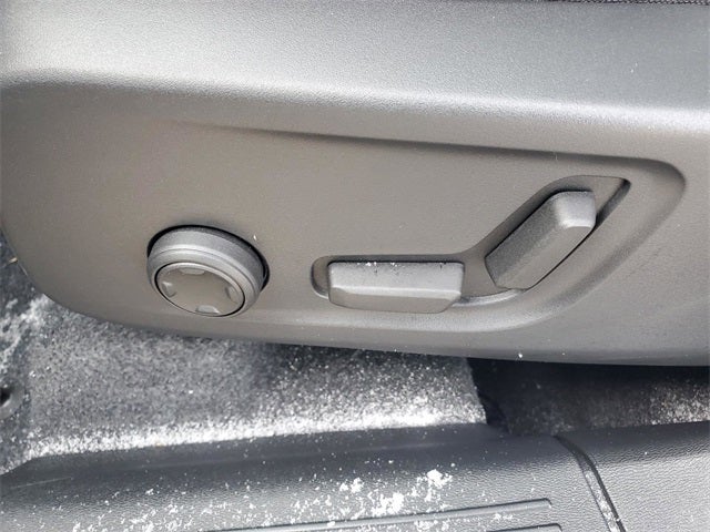 2025 Volvo XC40 B5 Core