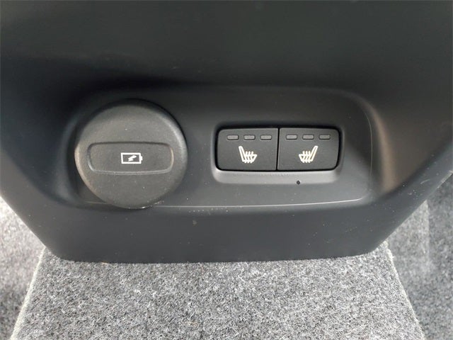 2025 Volvo XC40 B5 Core