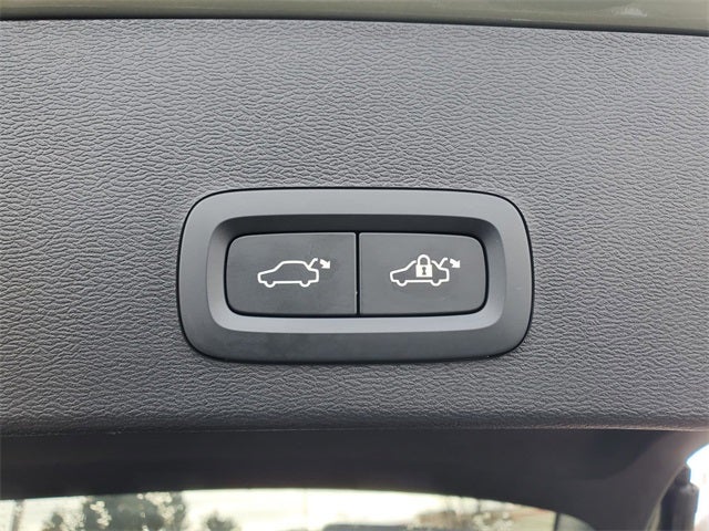 2025 Volvo XC40 B5 Core