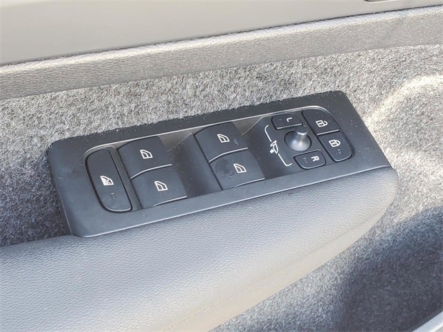 2025 Volvo XC40 B5 Core