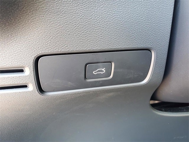 2025 Volvo XC40 B5 Core