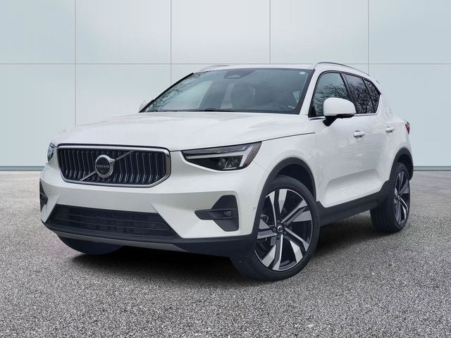 2023 Volvo XC40 B5 Plus Bright Theme