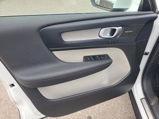 2023 Volvo XC40 B5 Plus Bright Theme