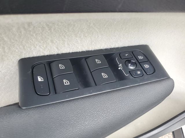2023 Volvo XC40 B5 Plus Bright Theme