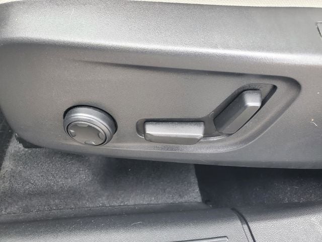 2023 Volvo XC40 B5 Plus Bright Theme