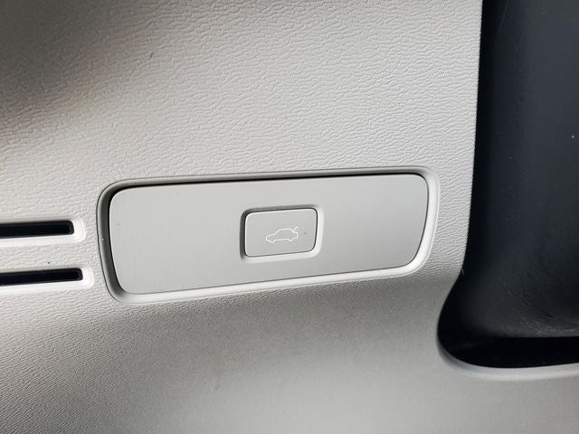 2023 Volvo XC40 B5 Plus Bright Theme