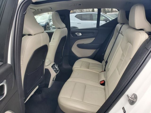 2023 Volvo XC40 B5 Plus Bright Theme