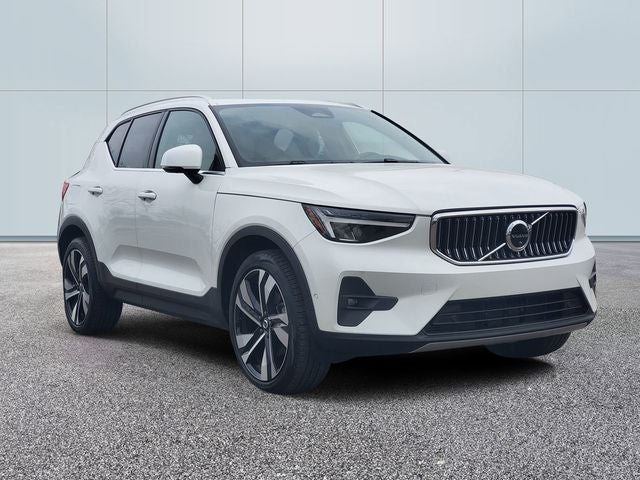2023 Volvo XC40 B5 Plus Bright Theme