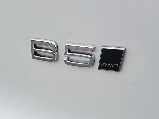 2023 Volvo XC40 B5 Plus Bright Theme