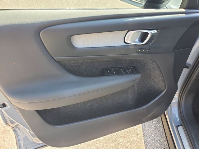 2023 Volvo XC40 B5 Plus Dark Theme