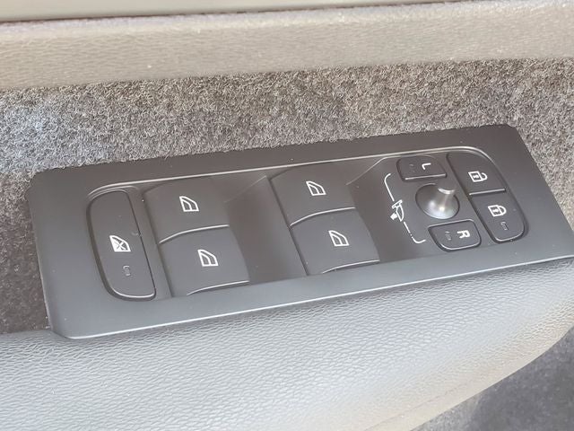 2023 Volvo XC40 B5 Plus Dark Theme