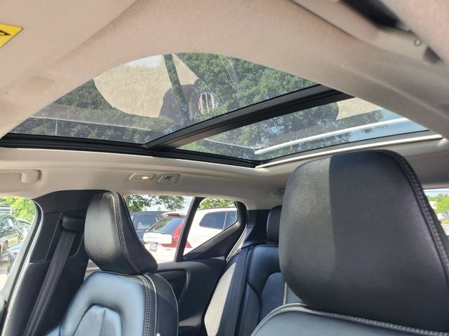 2023 Volvo XC40 B5 Plus Dark Theme
