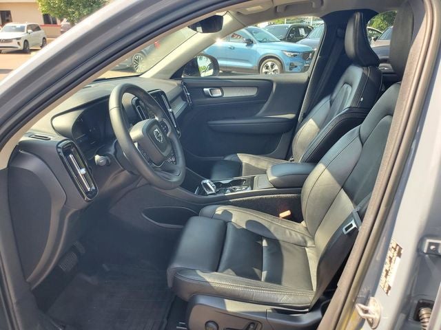 2023 Volvo XC40 B5 Plus Dark Theme