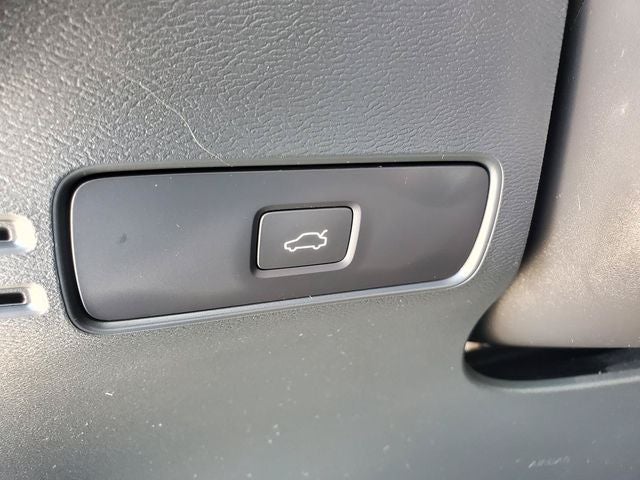 2023 Volvo XC40 B5 Plus Dark Theme