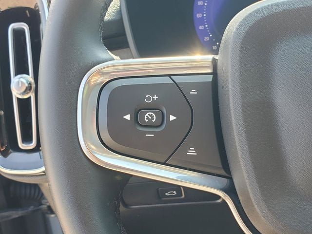 2023 Volvo XC40 B5 Plus Dark Theme