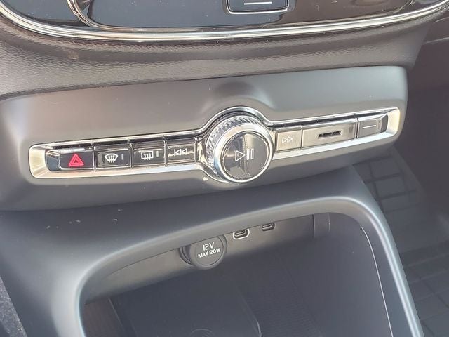 2023 Volvo XC40 B5 Plus Dark Theme