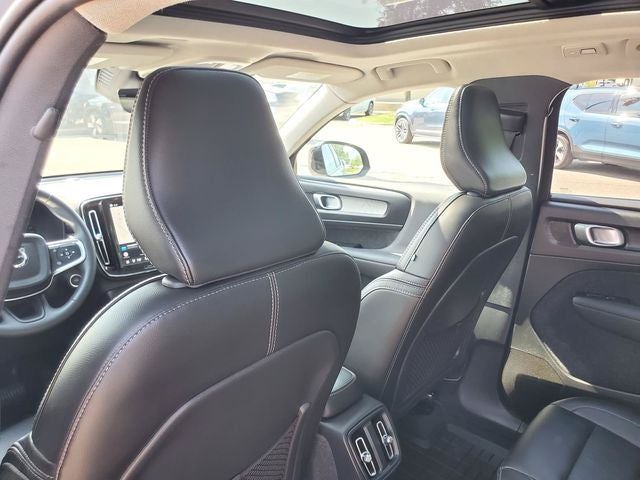 2023 Volvo XC40 B5 Plus Dark Theme