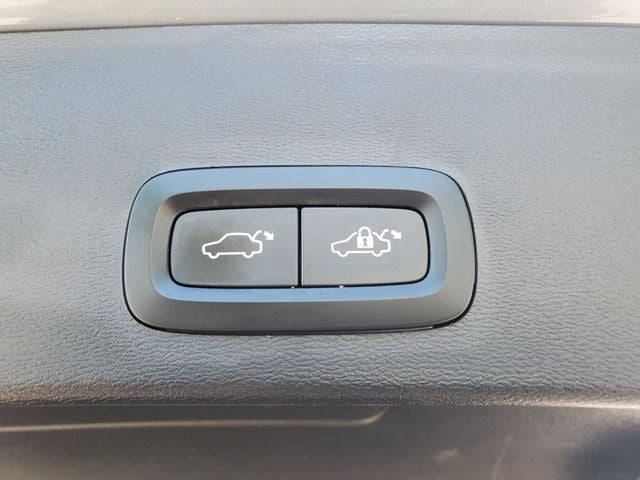 2023 Volvo XC40 B5 Plus Dark Theme
