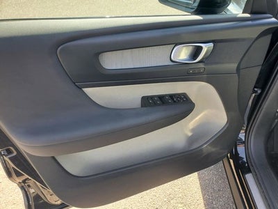 2023 Volvo XC40 B5 Plus Dark Theme