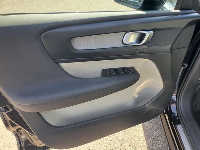 2023 Volvo XC40 B5 Plus Dark Theme