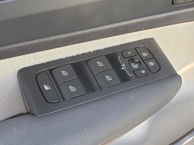 2023 Volvo XC40 B5 Plus Dark Theme