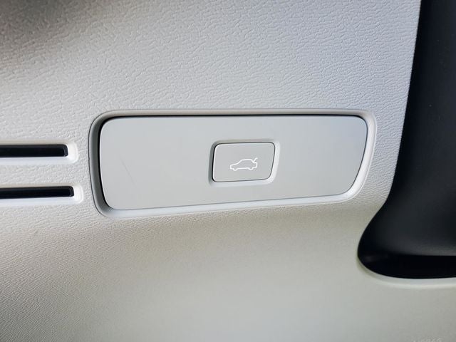 2023 Volvo XC40 B5 Plus Dark Theme