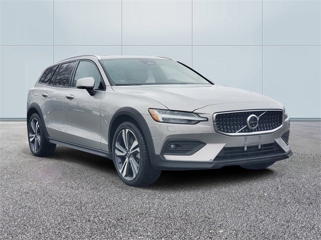 2025 Volvo V60 Cross Country B5 Plus