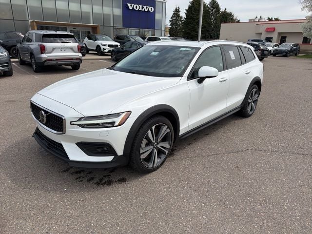 2025 Volvo V60 Cross Country B5 Plus