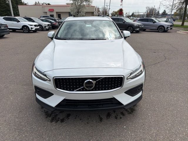 2025 Volvo V60 Cross Country B5 Plus