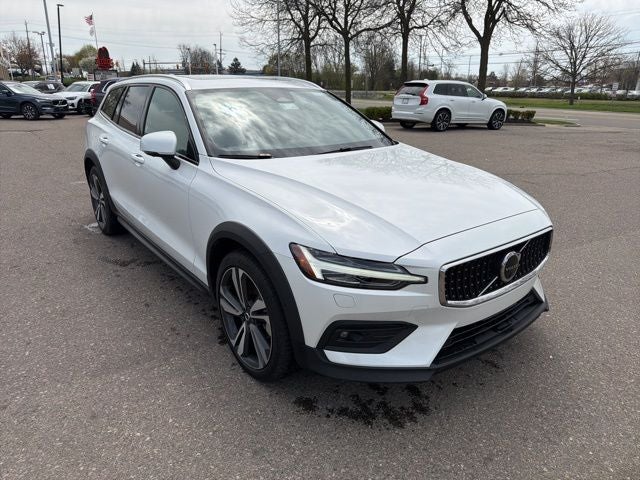 2025 Volvo V60 Cross Country B5 Plus