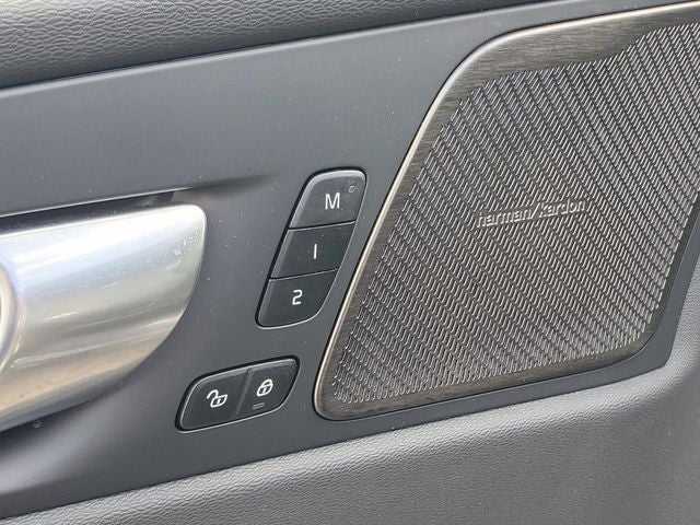 2025 Volvo XC60 B5 Ultra