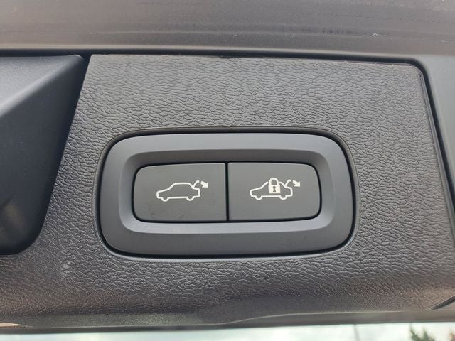 2025 Volvo XC60 B5 Ultra