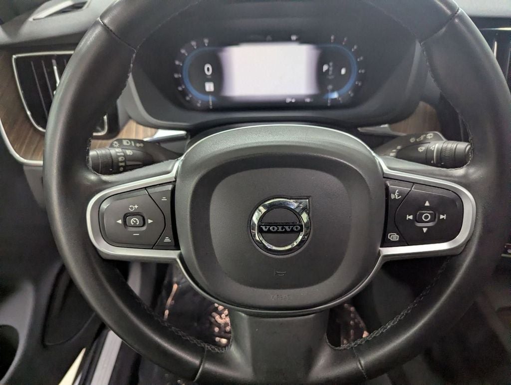 2022 Volvo XC60 B5 Momentum