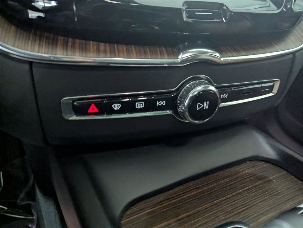 2022 Volvo XC60 B5 Momentum