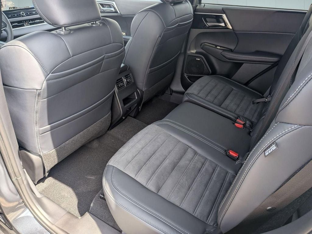 2026 Mitsubishi Outlander LE