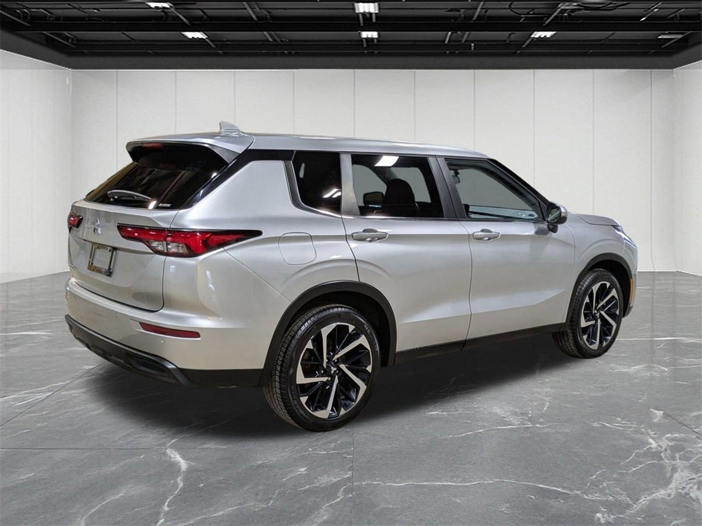 2022 Mitsubishi Outlander ES