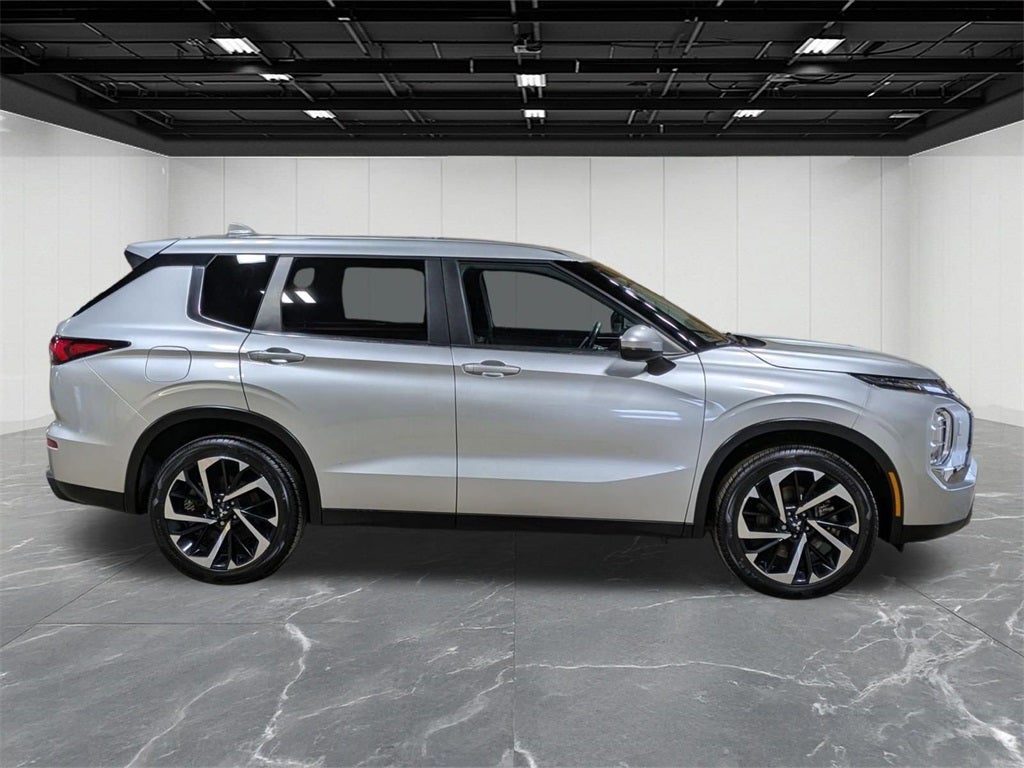 2022 Mitsubishi Outlander ES