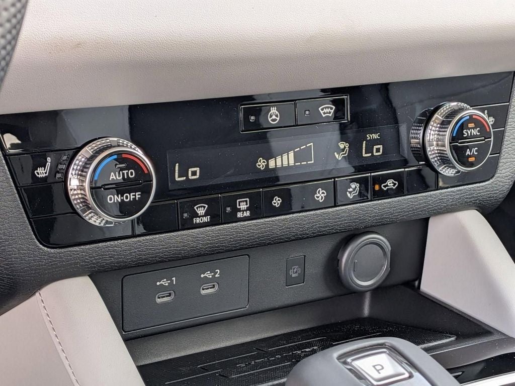 2026 Mitsubishi Outlander LE